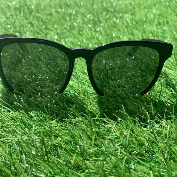 Gucci Glasses - Picture 4 of 8